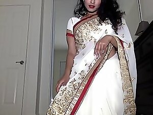 Desi Dhabi gets wild in a hot saree and thin pussy play